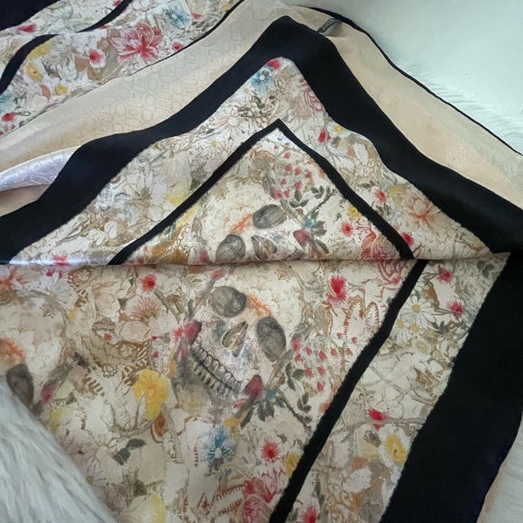 Alexander McQueen Silk wrap/Shawl. - Picture 10 of 16